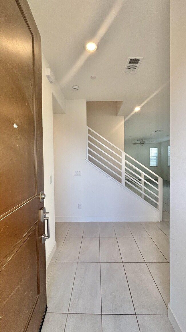 Building Photo - 4 Bedrooms Available University Park