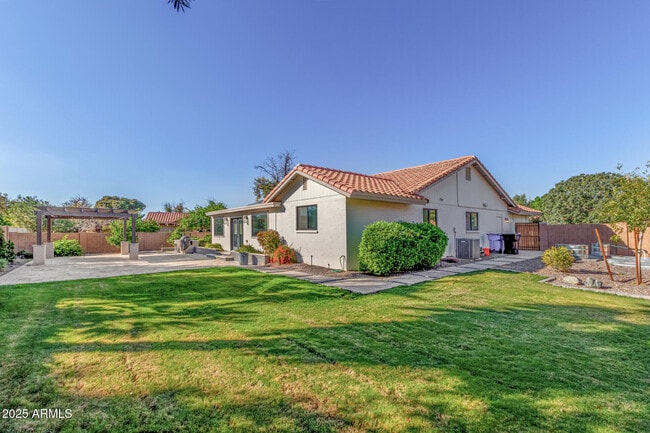 Building Photo - 687 E Park Ave