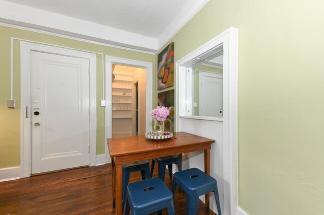 Building Photo - 828 N Elm St
