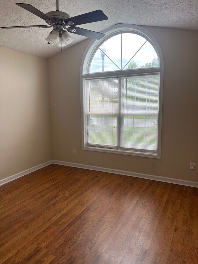 Building Photo - Charming Home with 2 car garage in Great Neighborhood