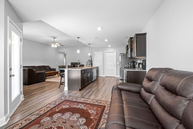 Building Photo - 3 Bedroom 3 Bath Home with Bonus Room For Rent!