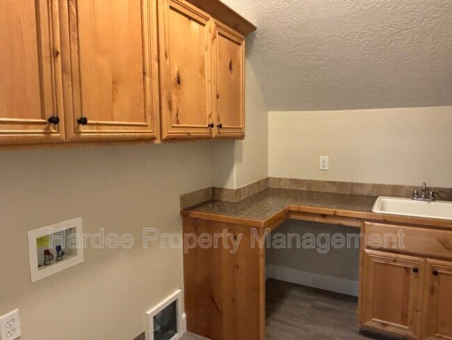 Building Photo - 573 E Halpin Dr