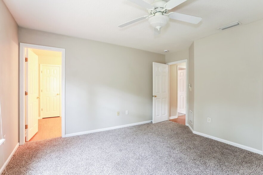 Building Photo - 11311 Justin Oaks Dr N