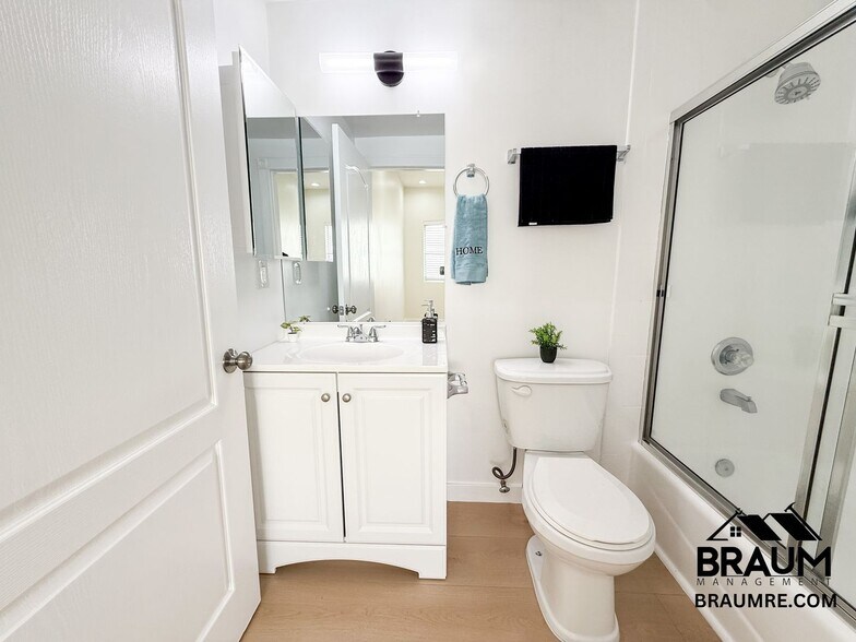 Building Photo - 10849 Fruitland Dr