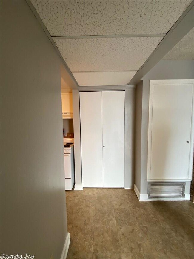 Building Photo - 4501 Hickory Ave