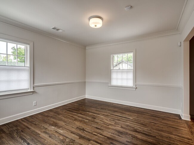 Building Photo - Luxury Living in the Heart of Tulsa