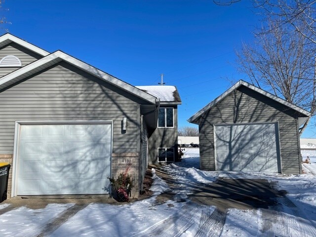 Building Photo - 413 Lilac Ln