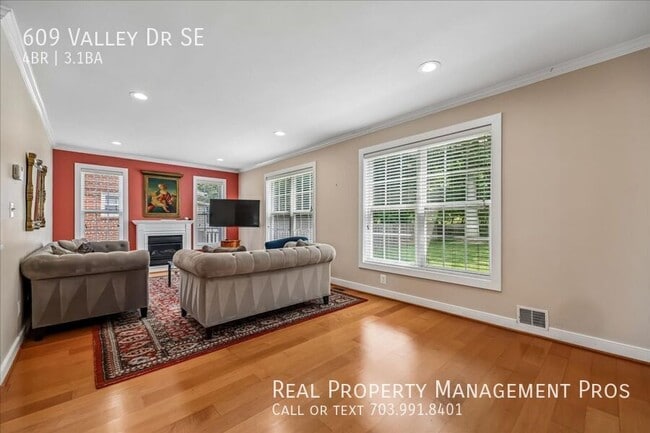 Building Photo - 609 Valley Dr SE