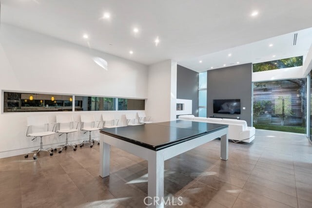 Building Photo - 16518 Moorpark St