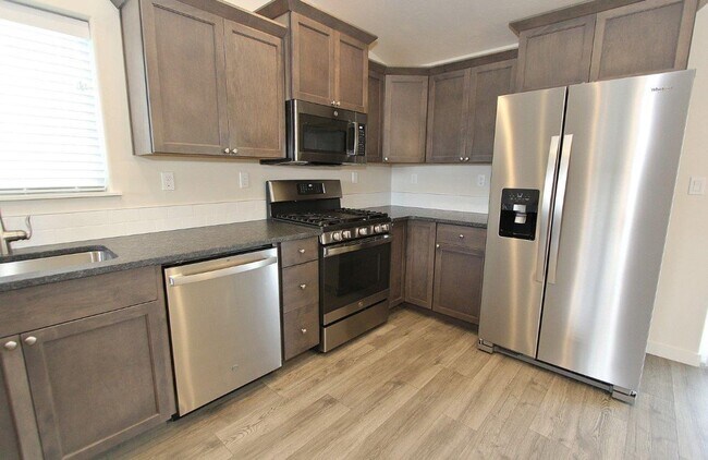 Building Photo - Immaculate Single-Level Home in a Quiet Ne...