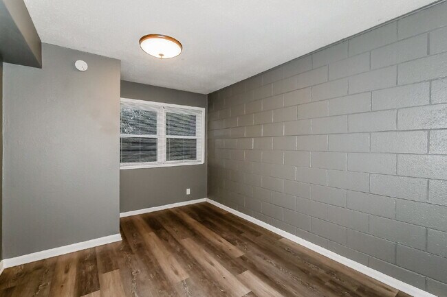 Building Photo - Charming 2 Bed, 1 Bath Apartment in Indianapolis - Don't Miss Out!