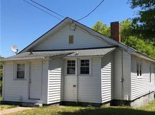 Building Photo - Must see this Adorable 2 bedroom 1 bath ho...