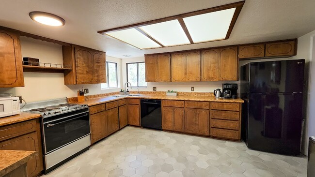 Large Kitchen - 1400 W Lake Dr