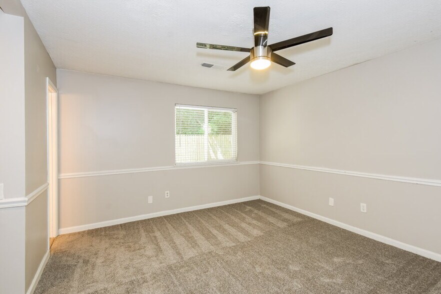 Building Photo - 440 Creekside Ct