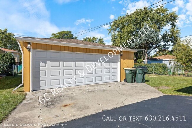 Building Photo - *** SCHOOL DISTRICT 25 / 3 BDRM -1.5 BTH /...