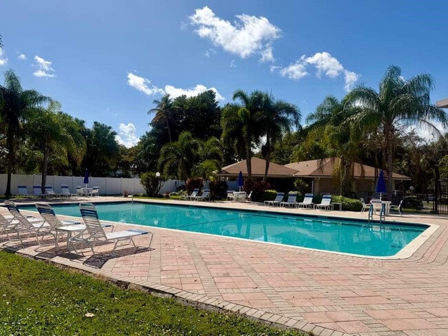 Building Photo - 2651 S Palm Aire Dr