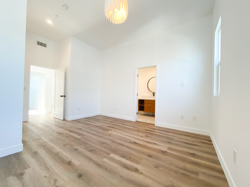 Building Photo - 3003 Cloverdale Ave