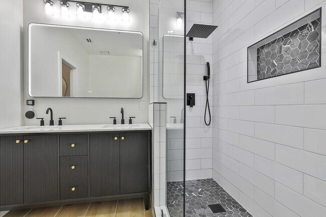 Building Photo - 675 Greenwood Ave NE