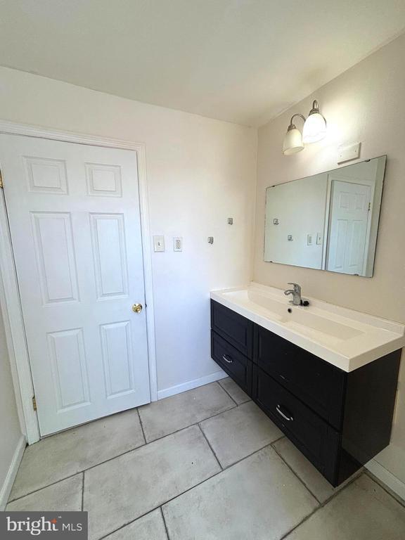 Building Photo - 819 Creek Rd