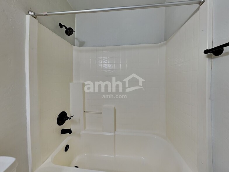 Building Photo - 13830 W Keim Dr