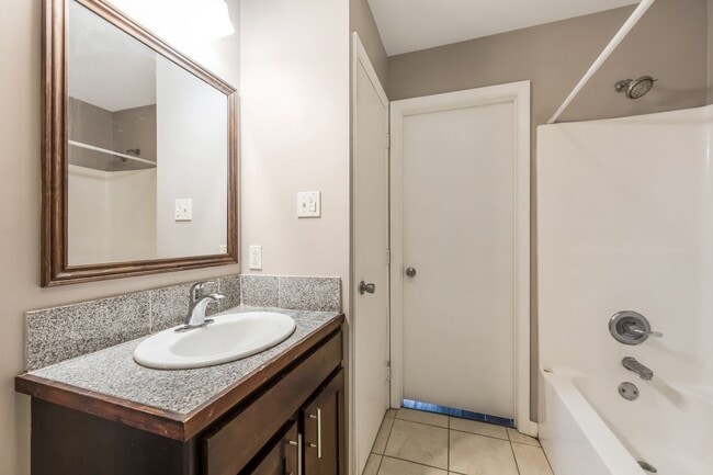 Building Photo - 3 Bedroom 2 Bathroom Lafayette Townhome fo...