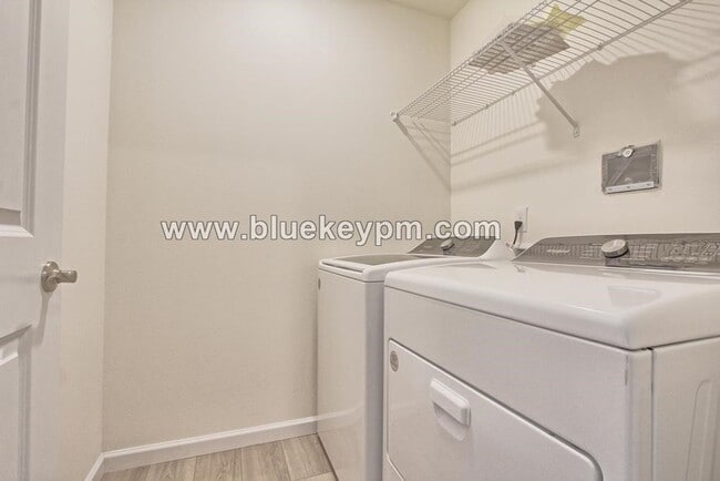 Building Photo - 3 Bed, 2.5 Baths with Loft and Covered Balcony off the Primary Suite