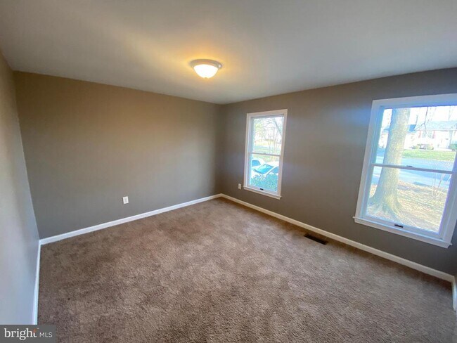 Building Photo - 224 Lake Sever Dr