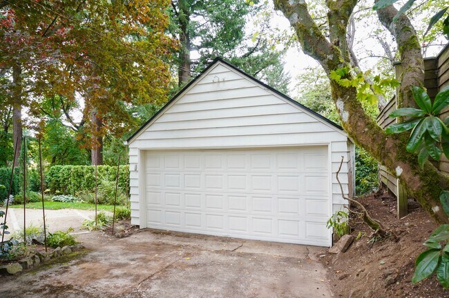 Building Photo - Beautiful Dream Home in the Southwest Hills! Call now to live amongst the trees!