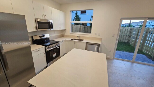 Building Photo - 2618 SE 27th Ct