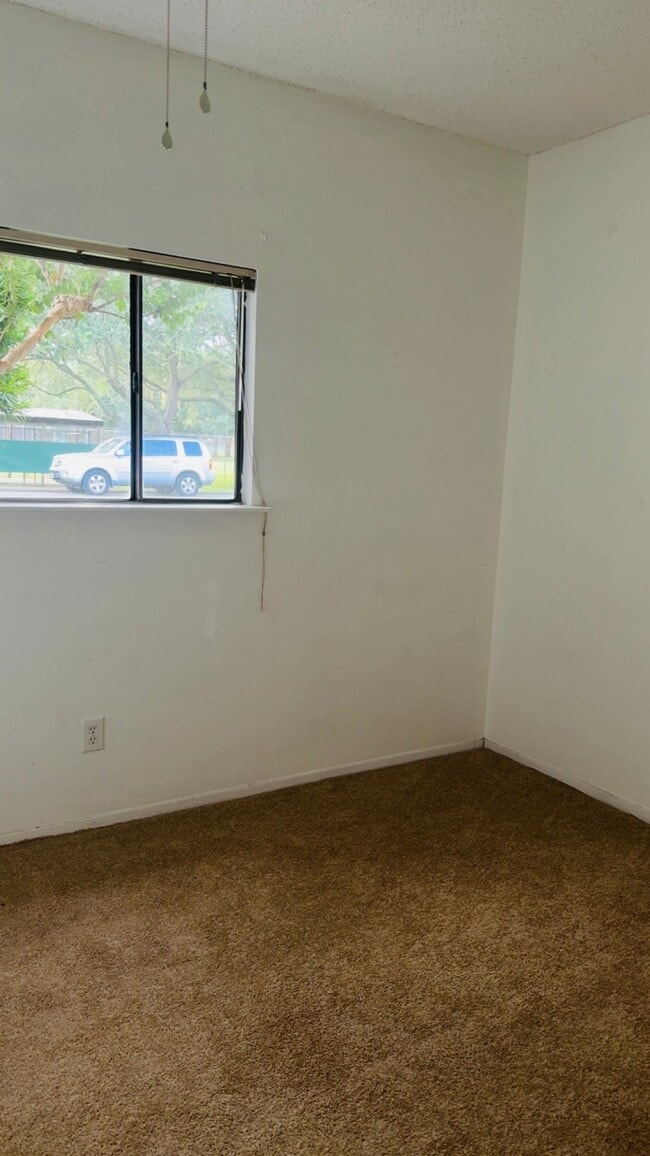 Building Photo - 7031 N Holiday Dr
