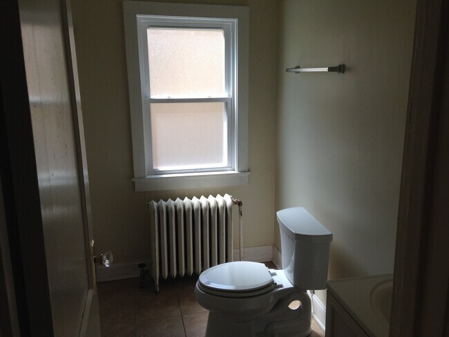 Building Photo - 1830 E Kenwood Blvd