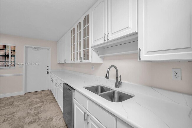 Building Photo - 250 E Royal Palm Rd