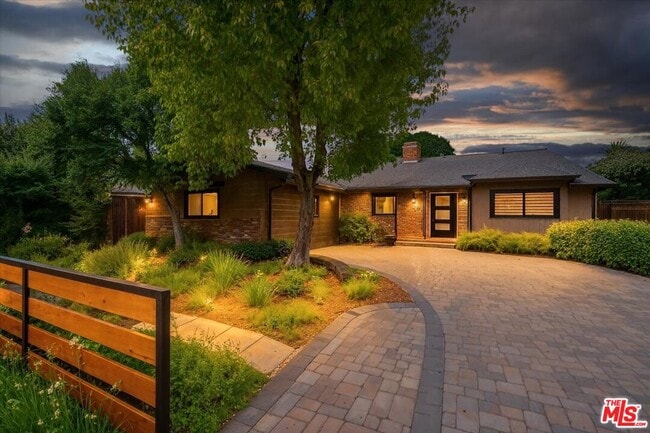 Building Photo - 5850 Mammoth Ave