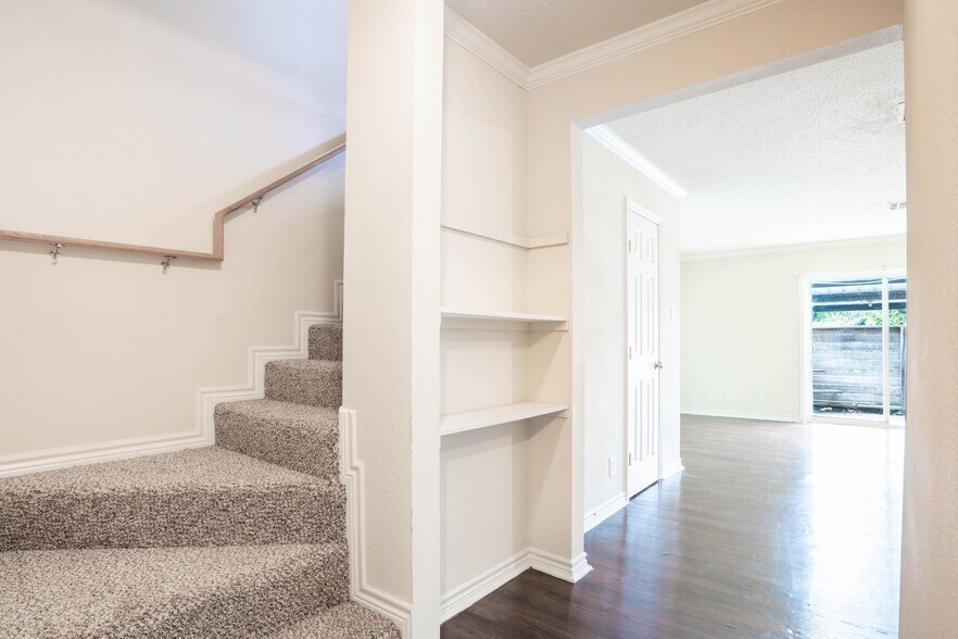 Building Photo - 1960 Camelot St