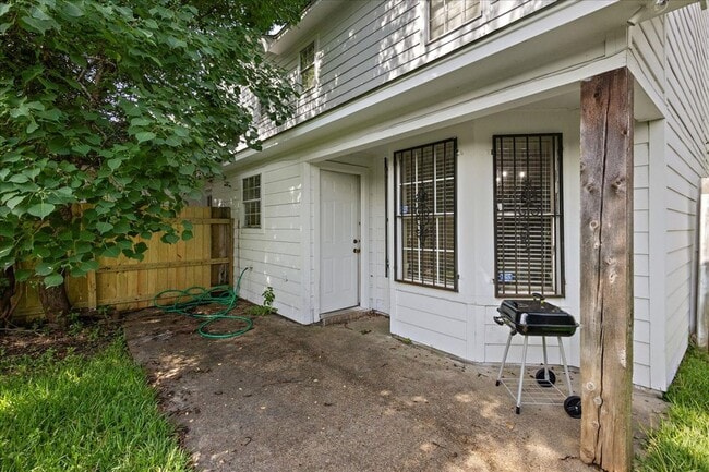 Building Photo - Just renovated 2 bed 1.5 bath townhome