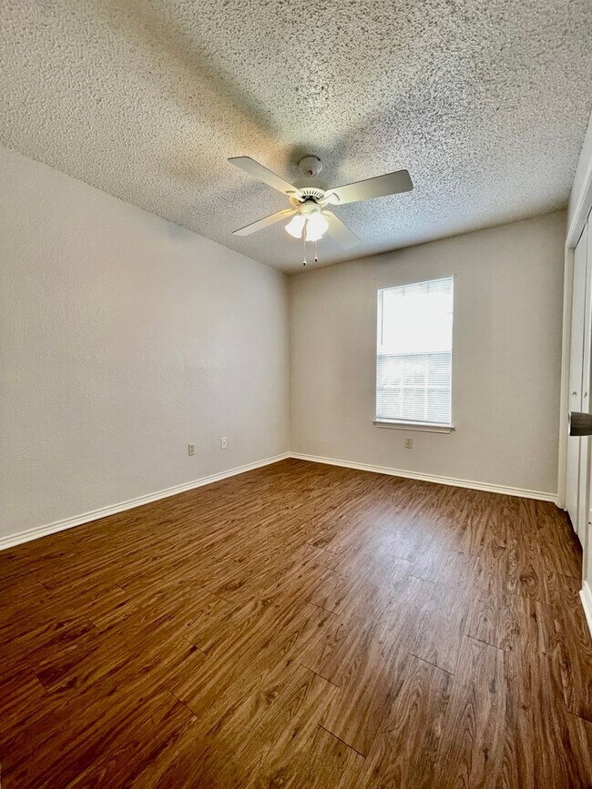 Building Photo - 2 Bedroom/1 Bath Apartment - Fresh Paint &...
