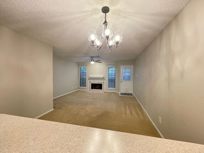 Building Photo - Cozy Townhome Minutes to the Chisholm Trai...