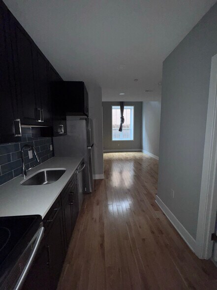 Building Photo - 1523 W Girard Ave