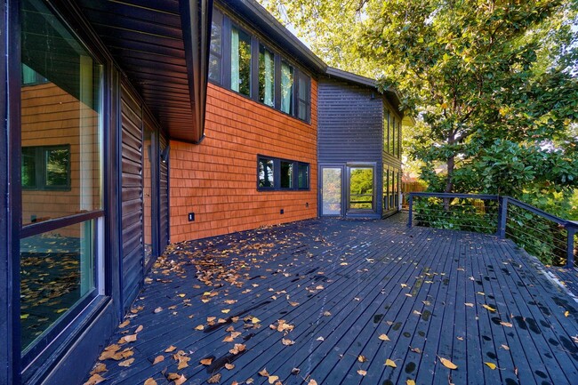 Building Photo - Stunning Mid-Century Modern Home with Saun...