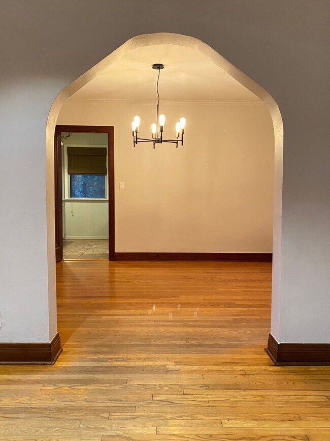 Building Photo - 2 Bedroom 2 Bathroom plus Bonus Room with ALL Appliances Included
