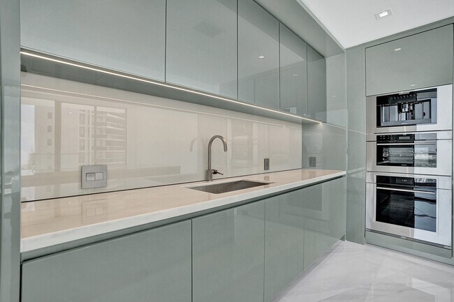 Building Photo - 18975 Collins Ave