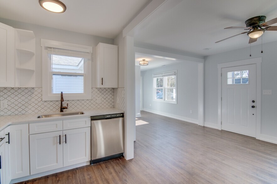 Kitchen/Front Entry - 515 flint st