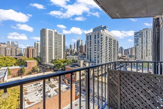 Building Photo - 1309 N Wells St