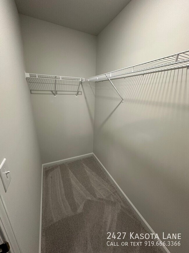 Building Photo - 2427 Kasota Ln