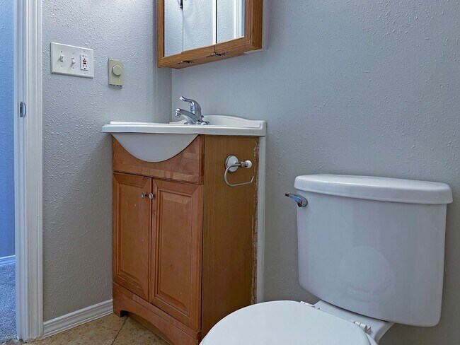Building Photo - Charming Immaculate Three Bedroom Rambler in Tacoma