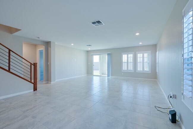 Building Photo - Mountains Edge!! Gated!!  4 bedrooms!! Primary Bedroom and bath down Stairs!! 2 Primary bedrooms!...