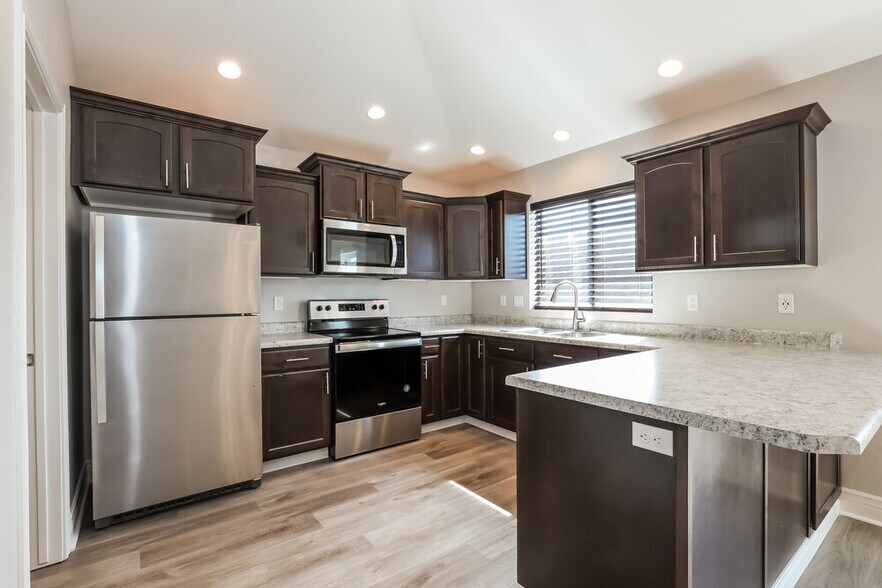 Building Photo - 1831 370 E