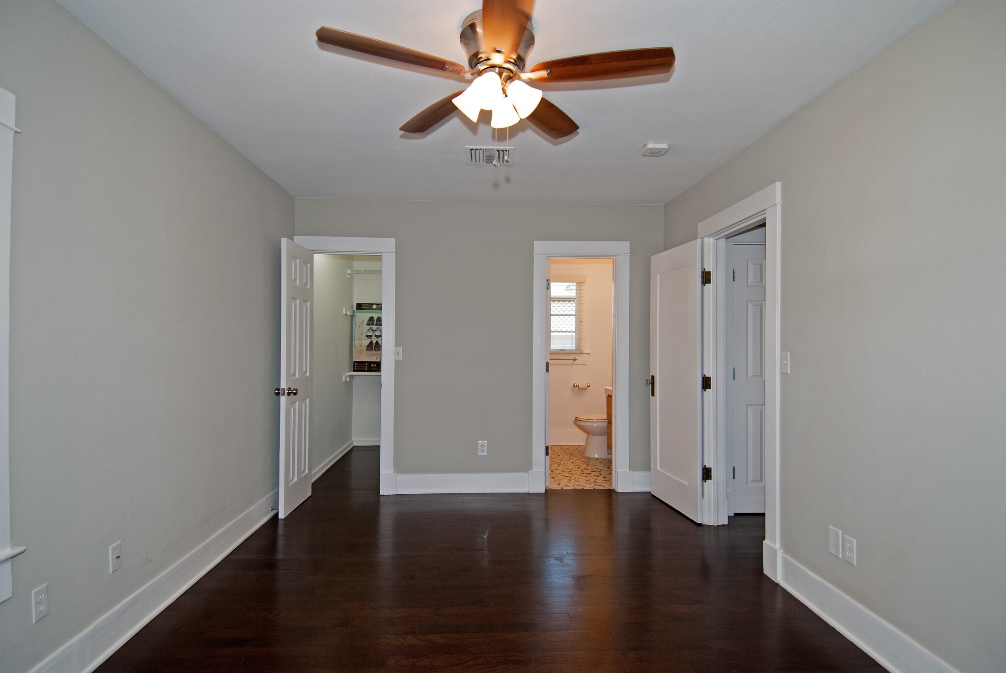 Ample wall space for furniture - 60 W Lewis Ave