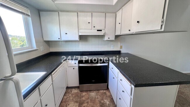 Building Photo - Upper Level 2 BD | 1 BA Apartment w/ Willamette River View - Oregon City