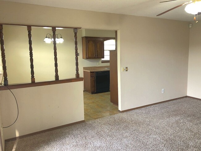 Building Photo - Great Location! Central Edmond!